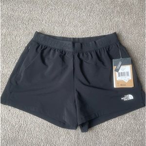NWT The North Face women’s Wander shorts size S, black